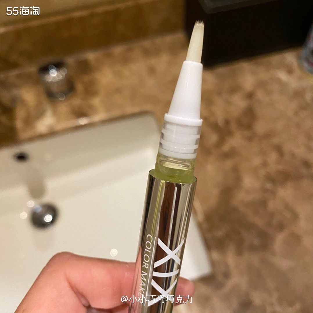 我挺爱做美甲的，也经常在家里自己折腾美甲，自己手艺不是那么精