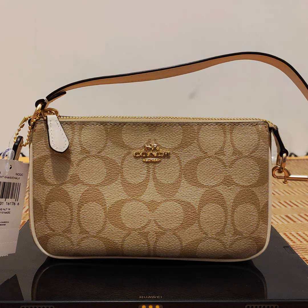 Coach腋下包收到啦，是准备送给妈妈的春节礼物，真的好好看