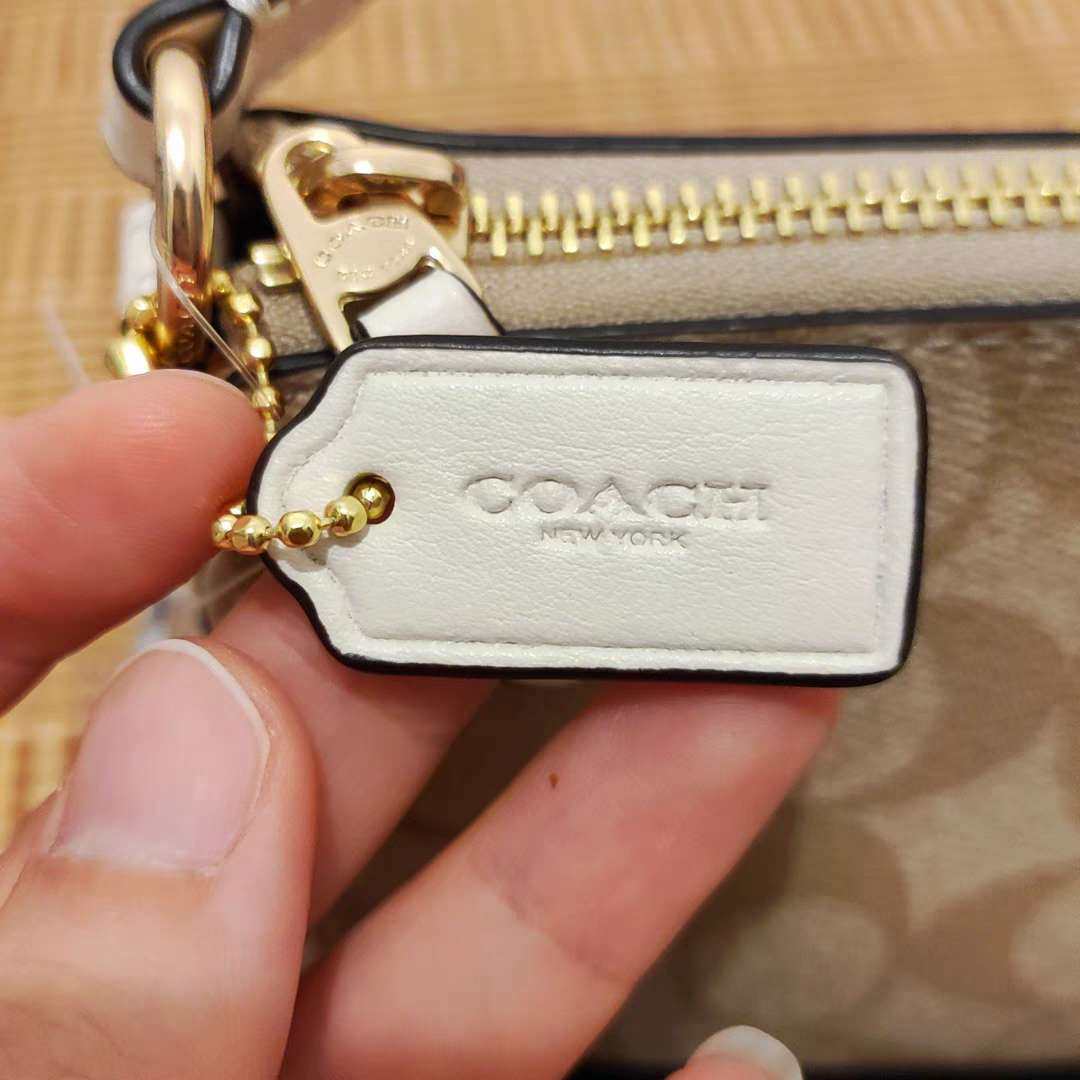 Coach腋下包收到啦，是准备送给妈妈的春节礼物，真的好好看