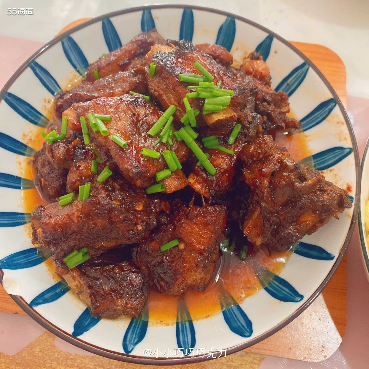 冰箱里还有一坨排骨，今天打算把它霍霍了，平常吃的多的，就是用