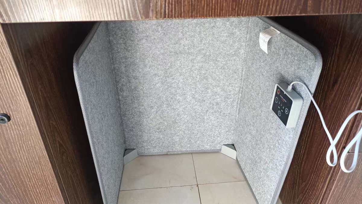 这个是放在办公室的暖脚神器 某宝入手的，价格200多，不贵 