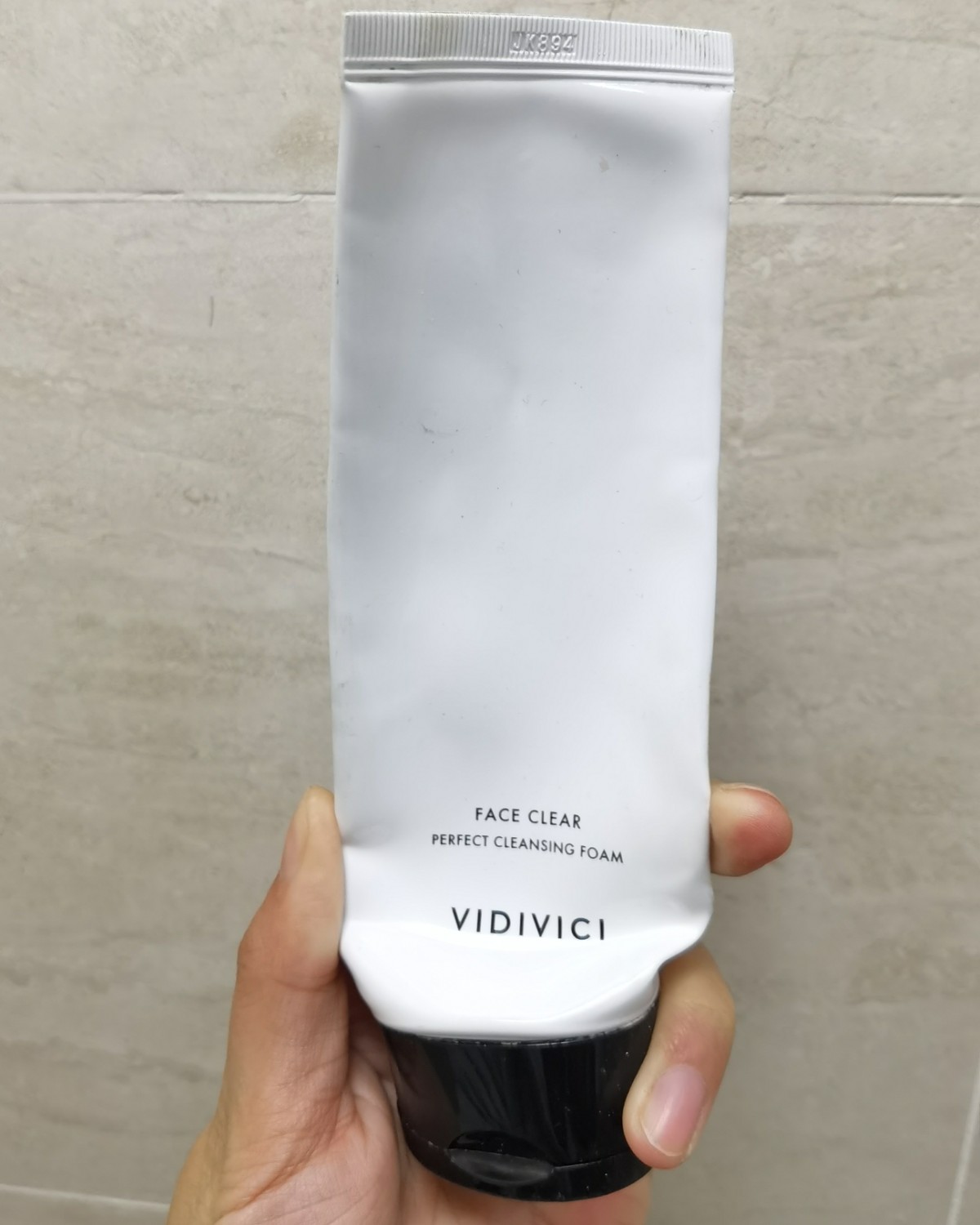 ✅这款也是被代购推荐的一款，有小香奈儿山茶花洗面奶的称号，大