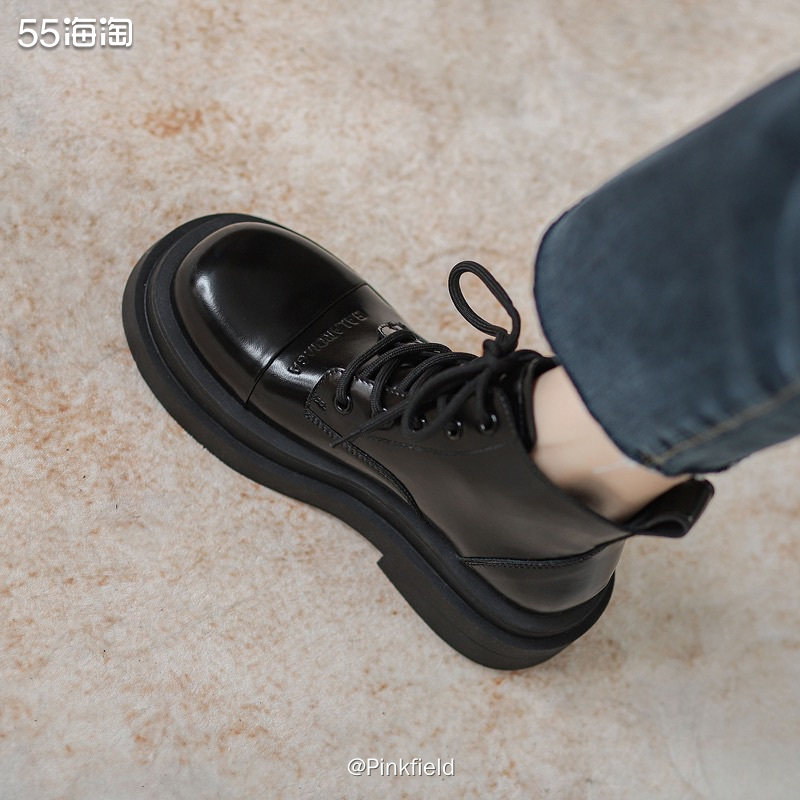 🔆之前去商场买的那套衣服，柜姐给我搭配了店里一双大圆头马丁