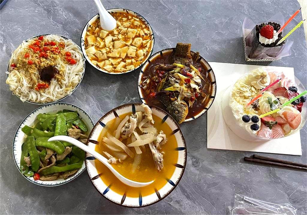 上周新历生日（我一般过旧历），室友在家给我安排一顿超级好吃的