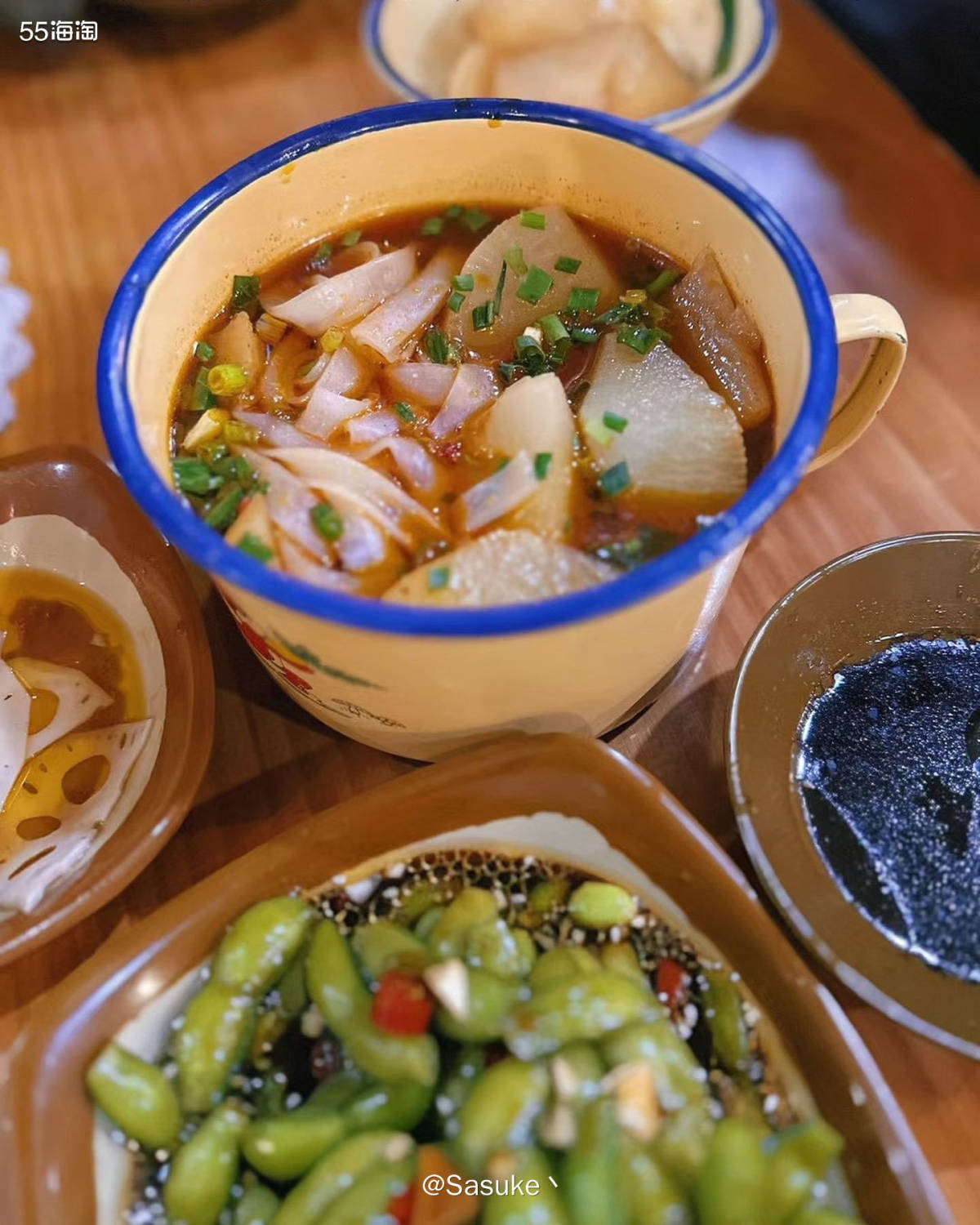 鹦鹉洲长江大桥下面有个主题公园，里面有美食店，足球场，娱乐场