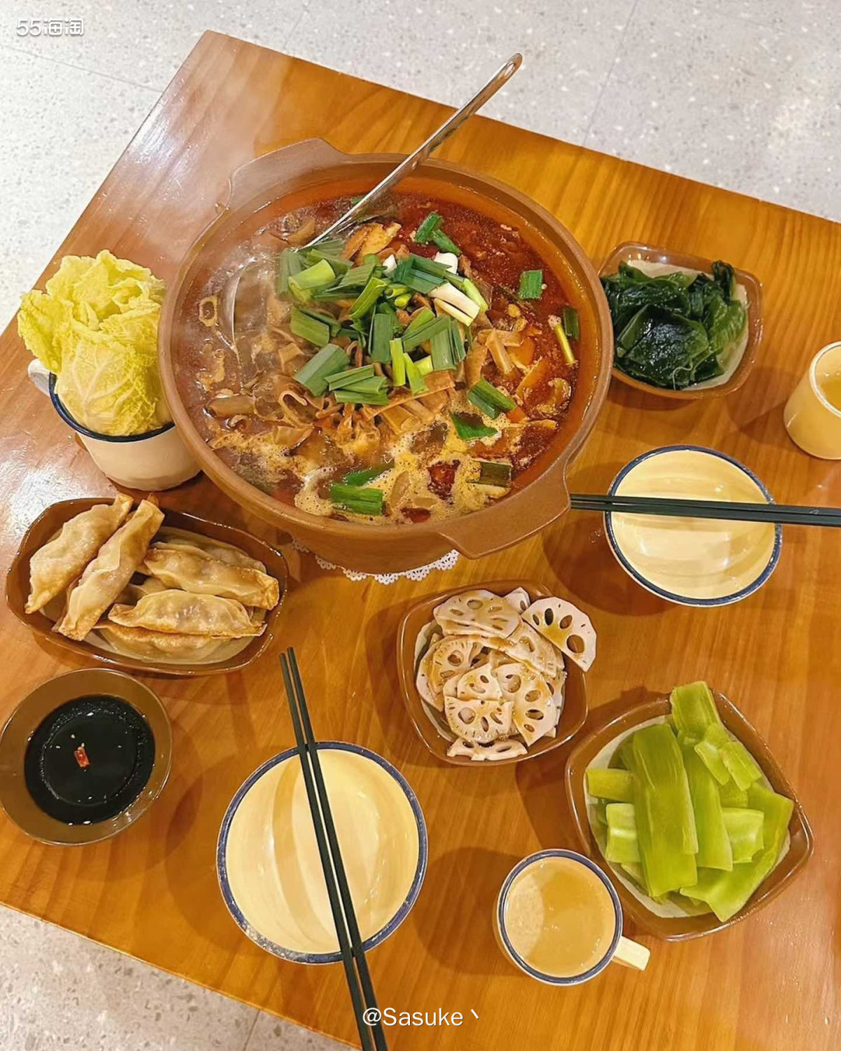鹦鹉洲长江大桥下面有个主题公园，里面有美食店，足球场，娱乐场