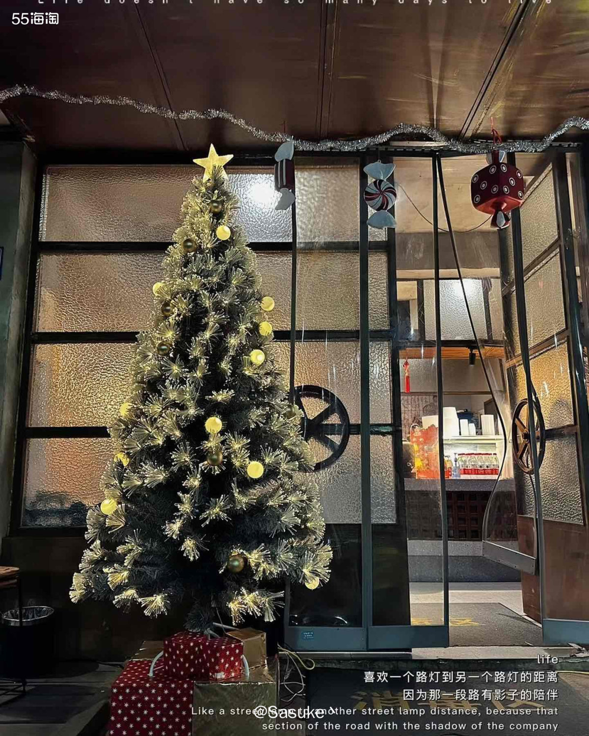鹦鹉洲长江大桥下面有个主题公园，里面有美食店，足球场，娱乐场