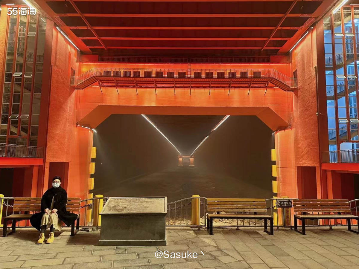 鹦鹉洲长江大桥下面有个主题公园，里面有美食店，足球场，娱乐场