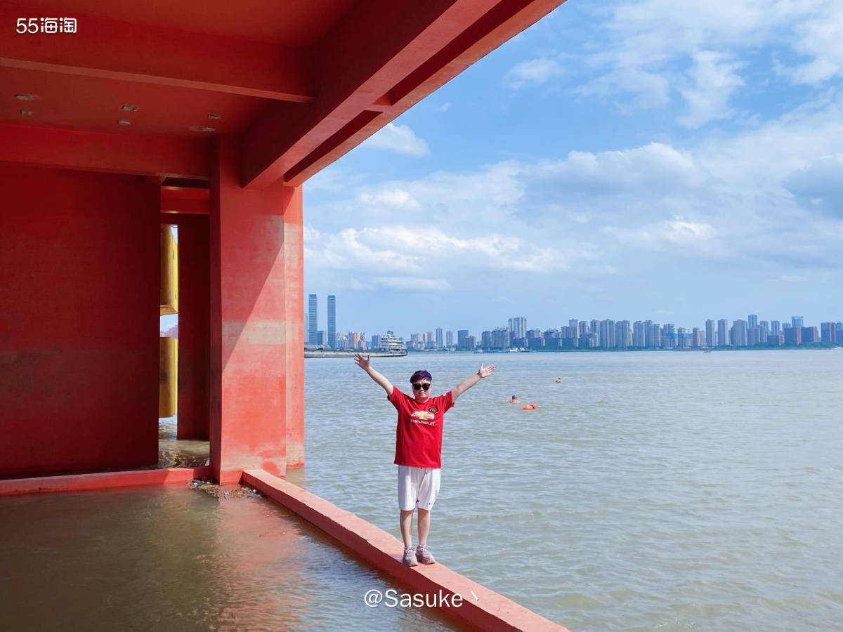 鹦鹉洲长江大桥下面有个主题公园，里面有美食店，足球场，娱乐场