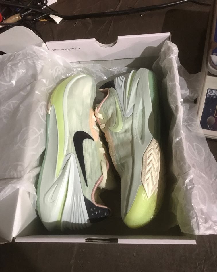 NIKE实战神鞋耐克Gt cut2 囤了几双。 一直走QQ转