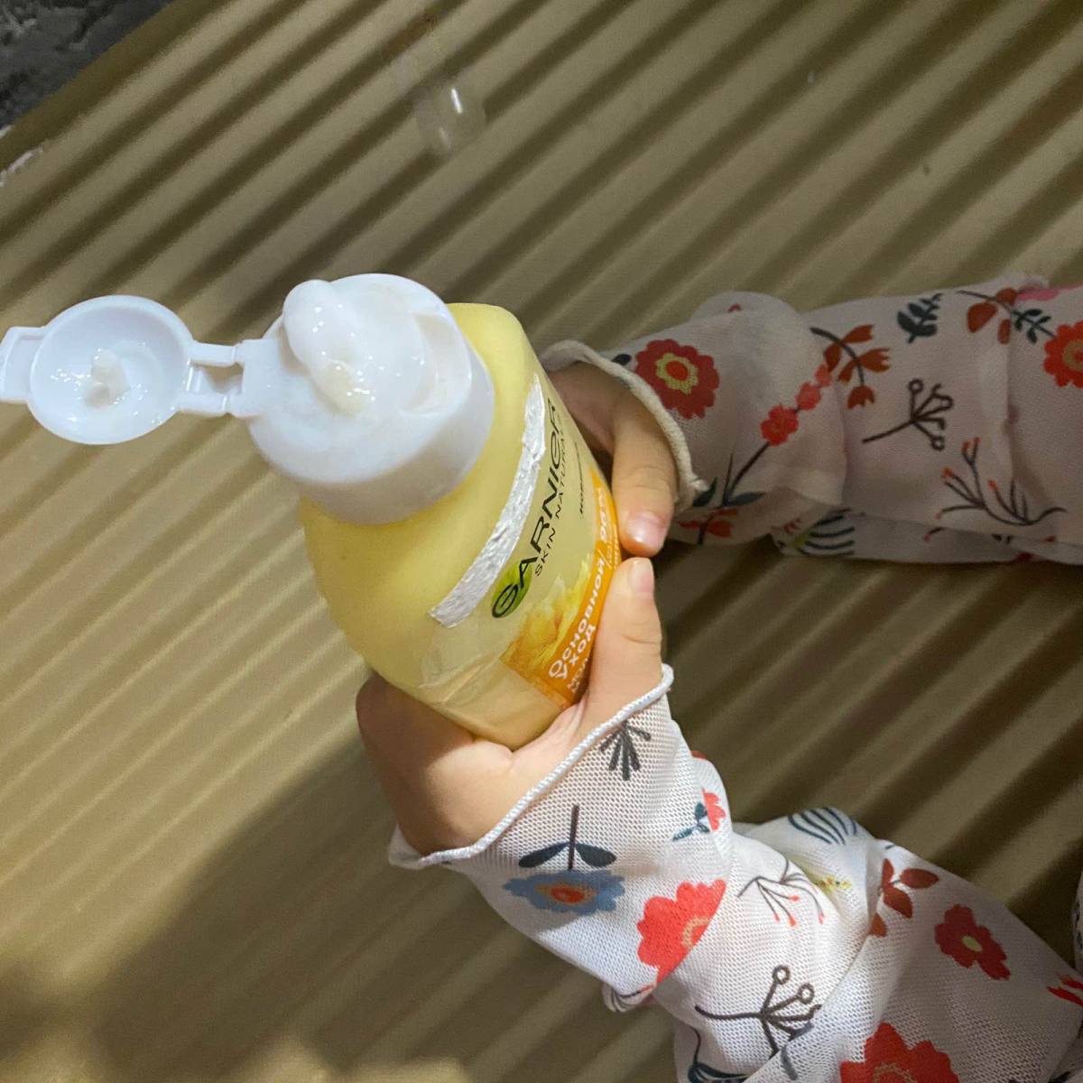 🐝这是一款来自俄罗斯这个战斗民族的卸妆乳，他的话也是非常温