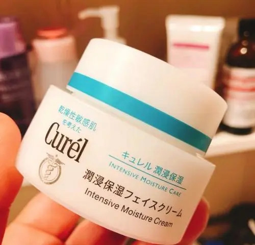 本人混干皮，用不了添加了酒精成分的面霜  1、珂润面霜：使用
