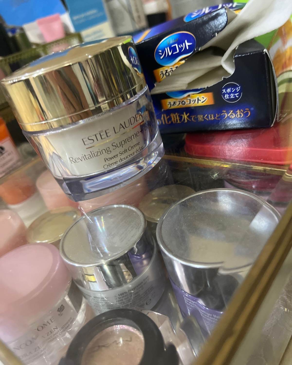 雅诗兰黛白胶原霜是今年出来的新品吧，虽然这个也动不动送一些赠