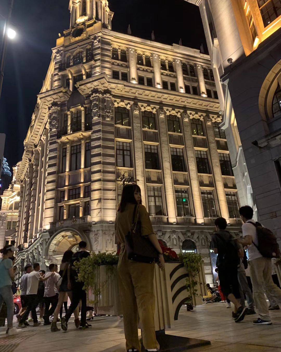 这是去上海外滩的时候穿的一条连体裤了，已经忘了为什么要买它了