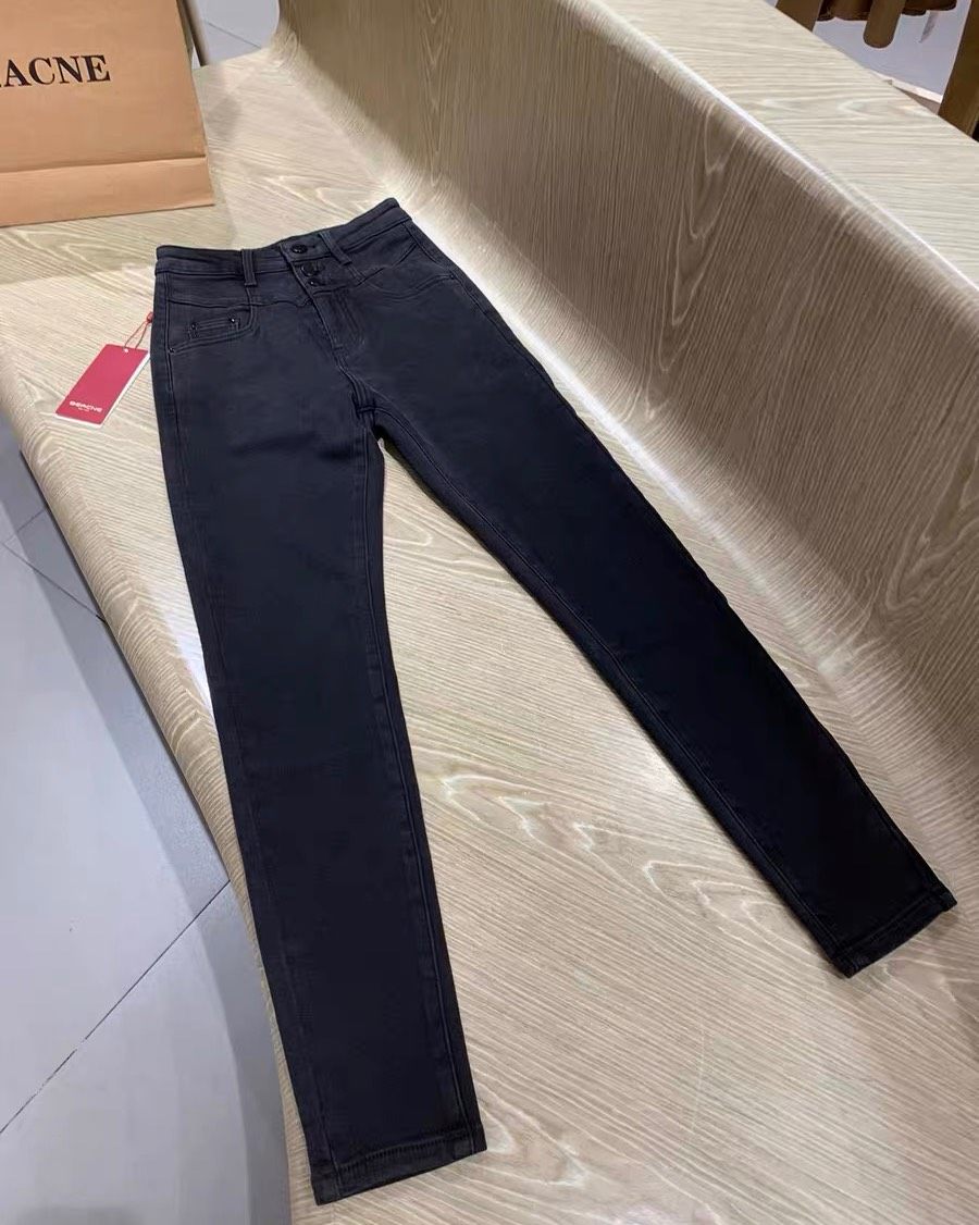 衣服：NY的衣服 裤子：某宝买的黑色牛仔裤、超级好穿、里面还