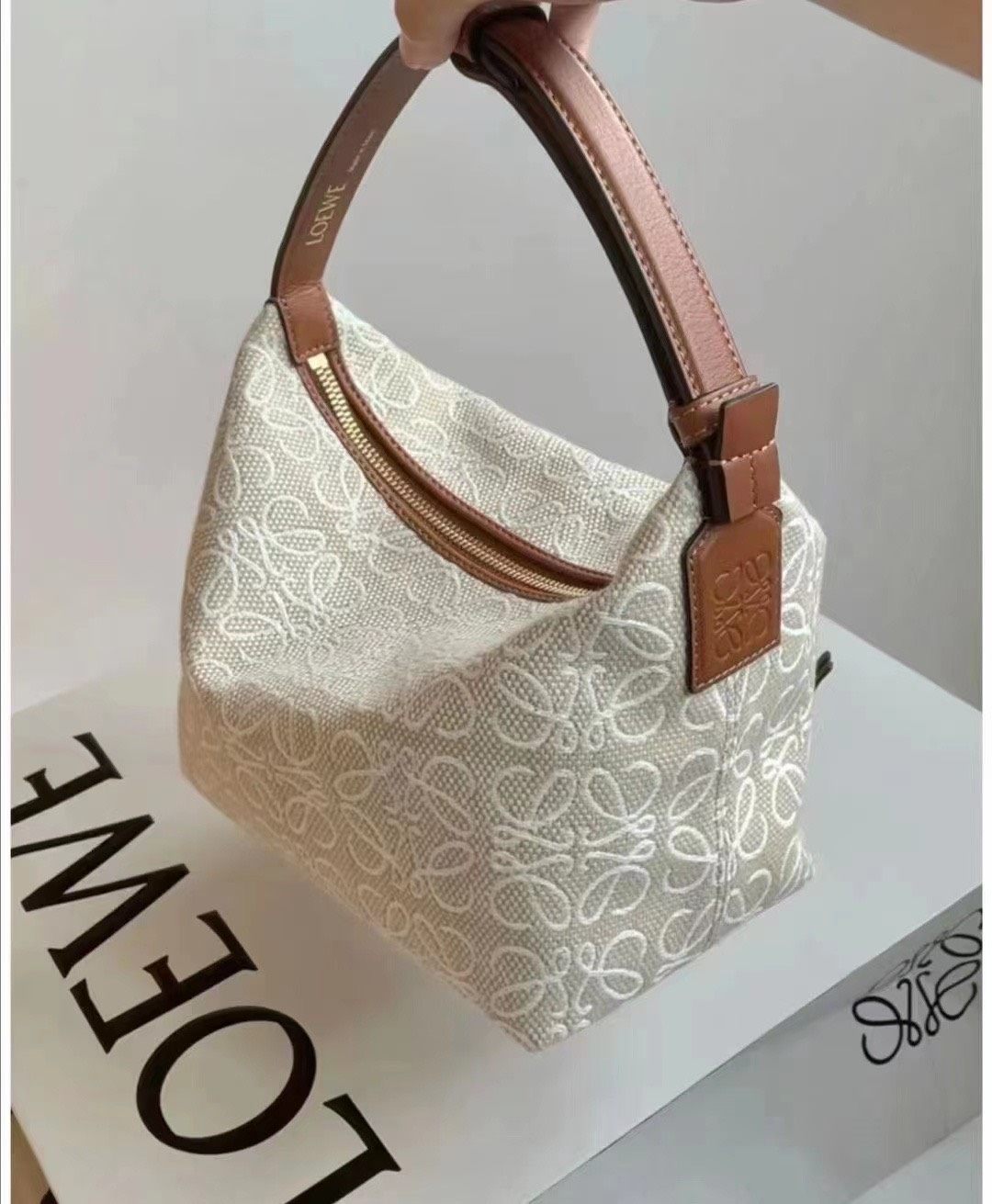 国内现货Loewe超级火的饭盒包cubi 肩带可以调节可以手