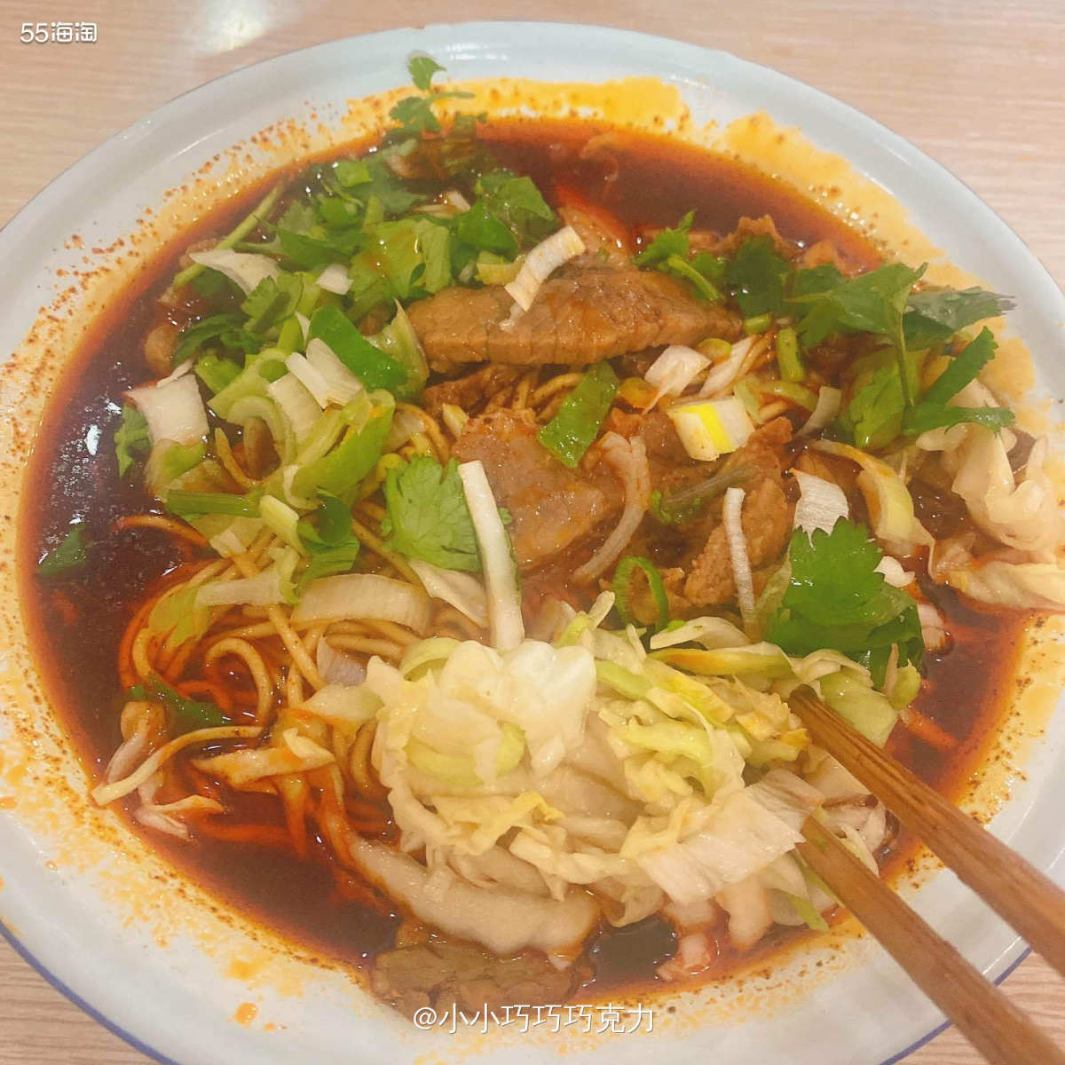 今天早上去吃了一碗襄阳牛肉面，没去很网红的店，网红店老要排队