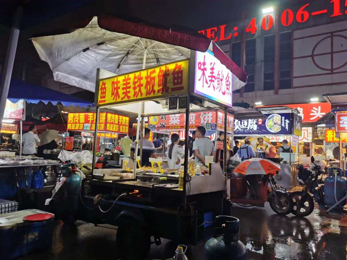 嘿嘿，作为一个吃货，当然喜欢这种烟火气浓重的夜市啦，各种小餐