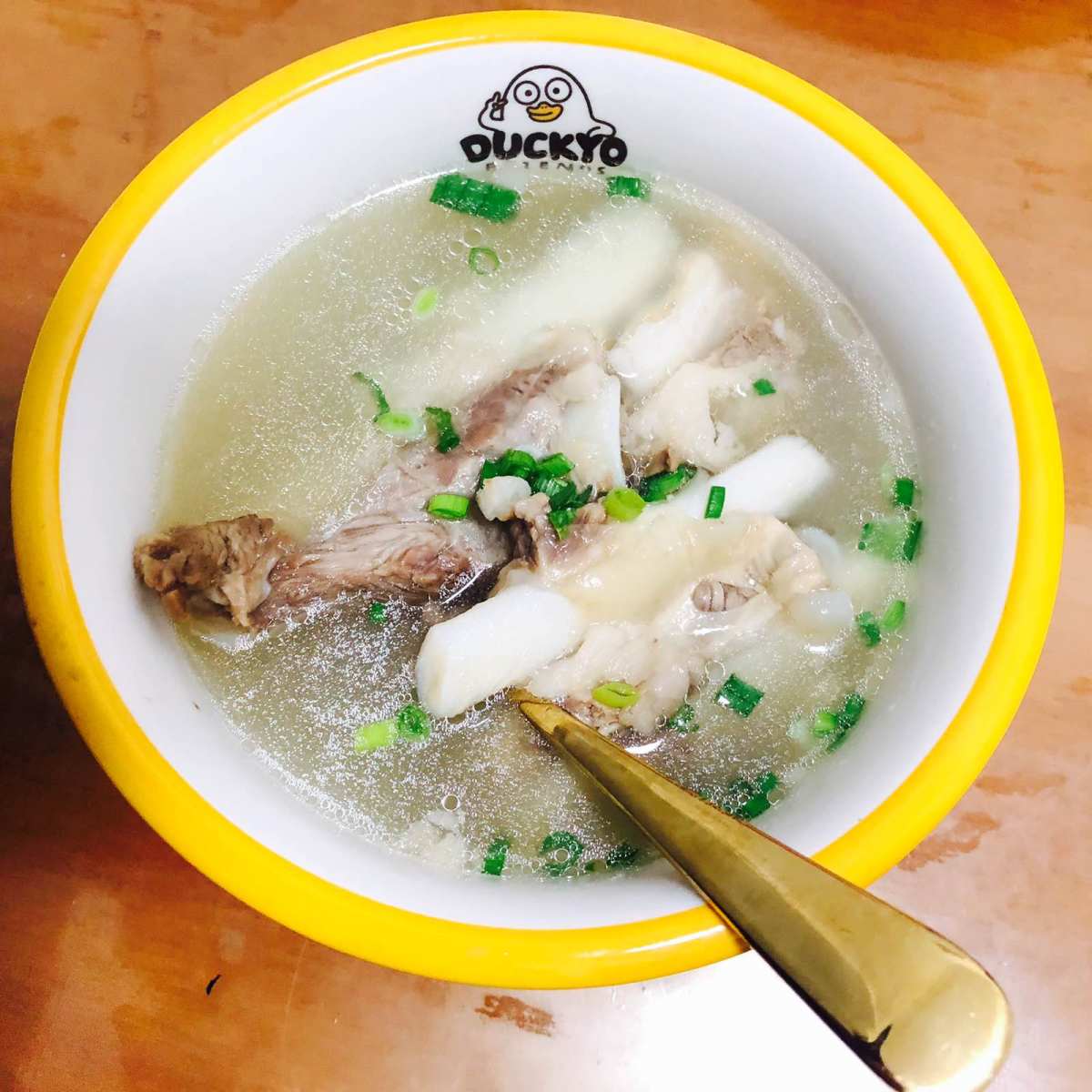 一大早欧姆尼就说昨天买了牛排骨，今天早上就开始煮汤！！！晚上