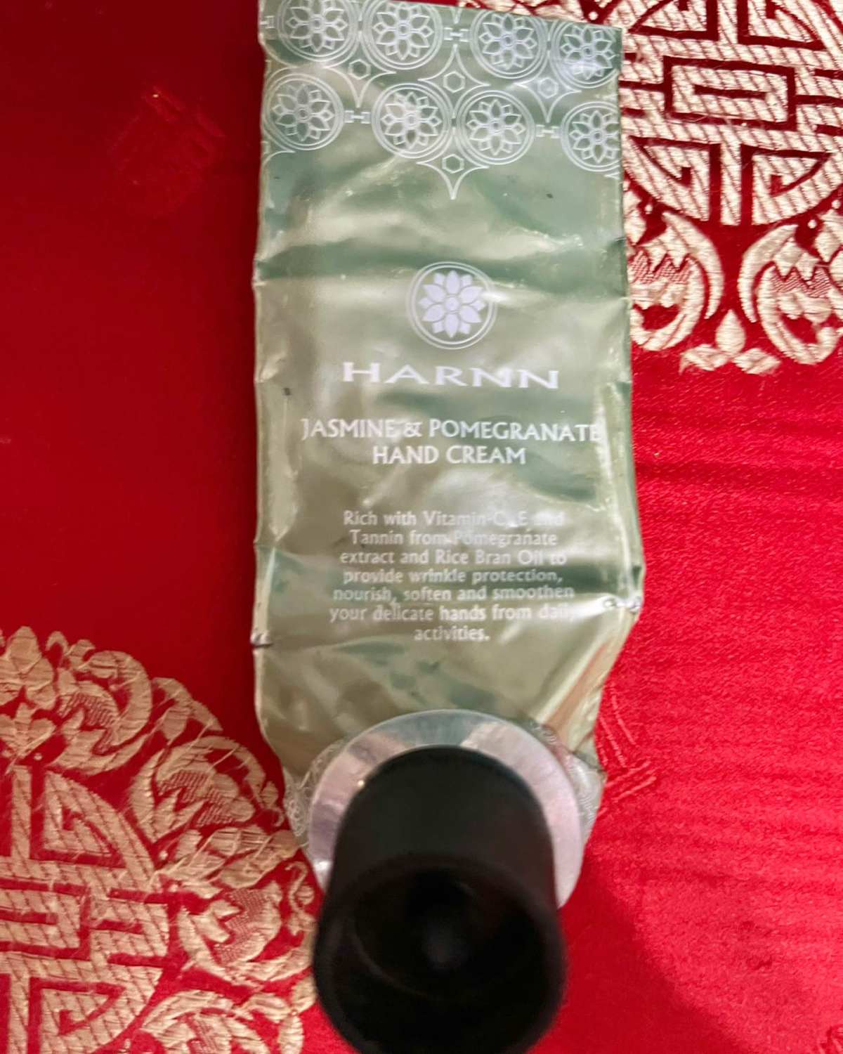 对于我这种起皮干燥到指甲边缘起倒刺的特干皮，同事给我推荐了他