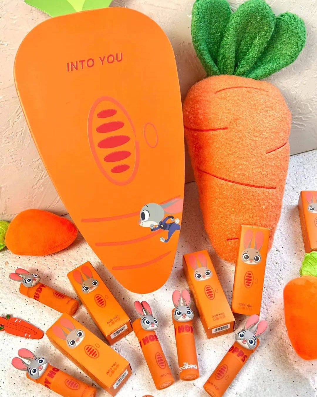 今年兔年很多品牌限定都是以中国红为主，庆祝农历新年推出的，�