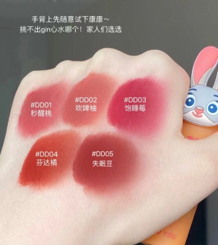 今年兔年很多品牌限定都是以中国红为主，庆祝农历新年推出的，�