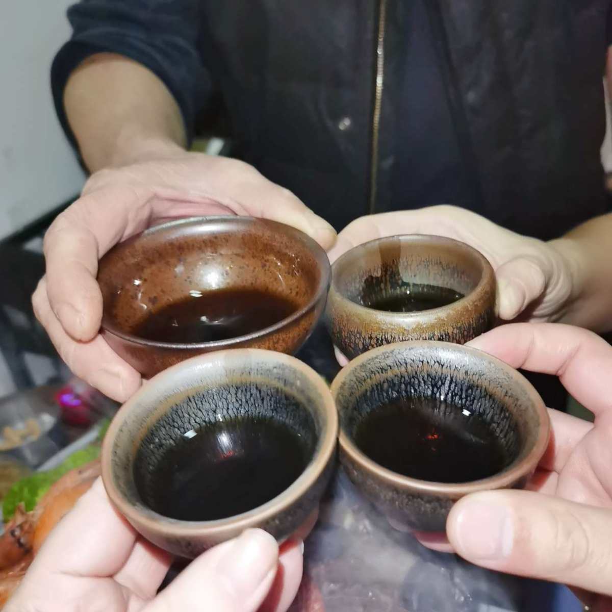 今年的年夜饭，是到我爸爸妈妈家吃~外面定位好分两轮，5点开始