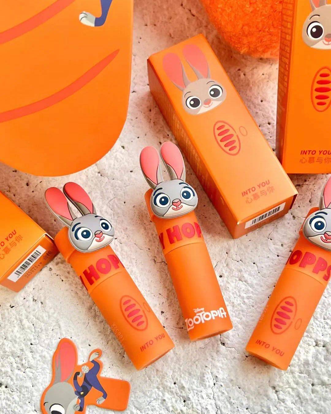 今年兔年很多品牌限定都是以中国红为主，庆祝农历新年推出的，�