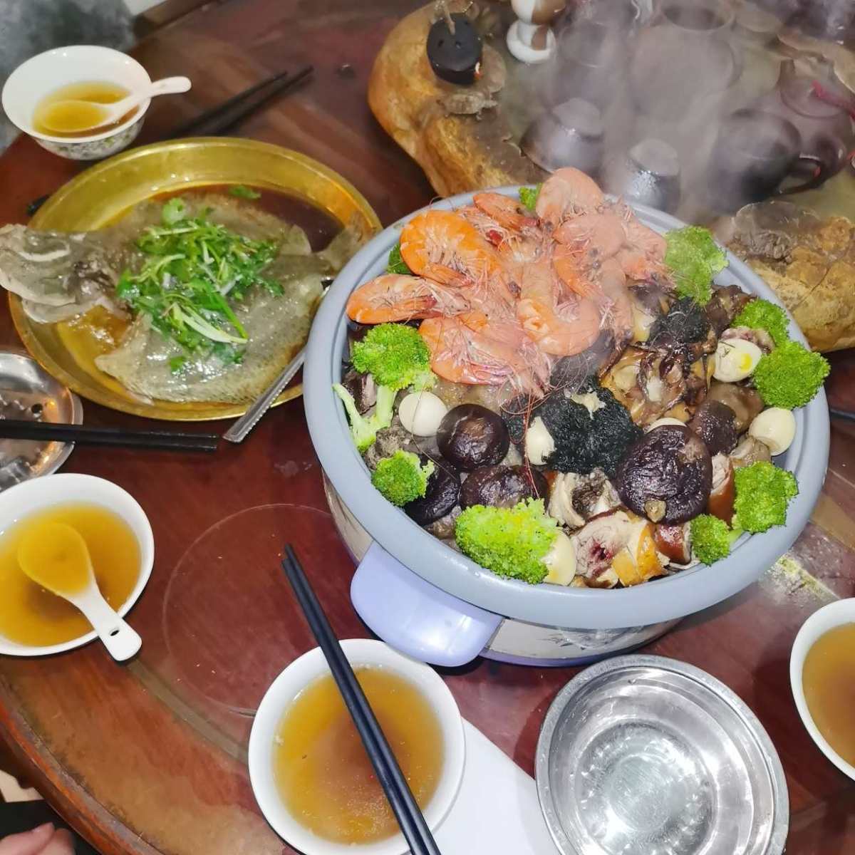 今年的年夜饭，是到我爸爸妈妈家吃~外面定位好分两轮，5点开始