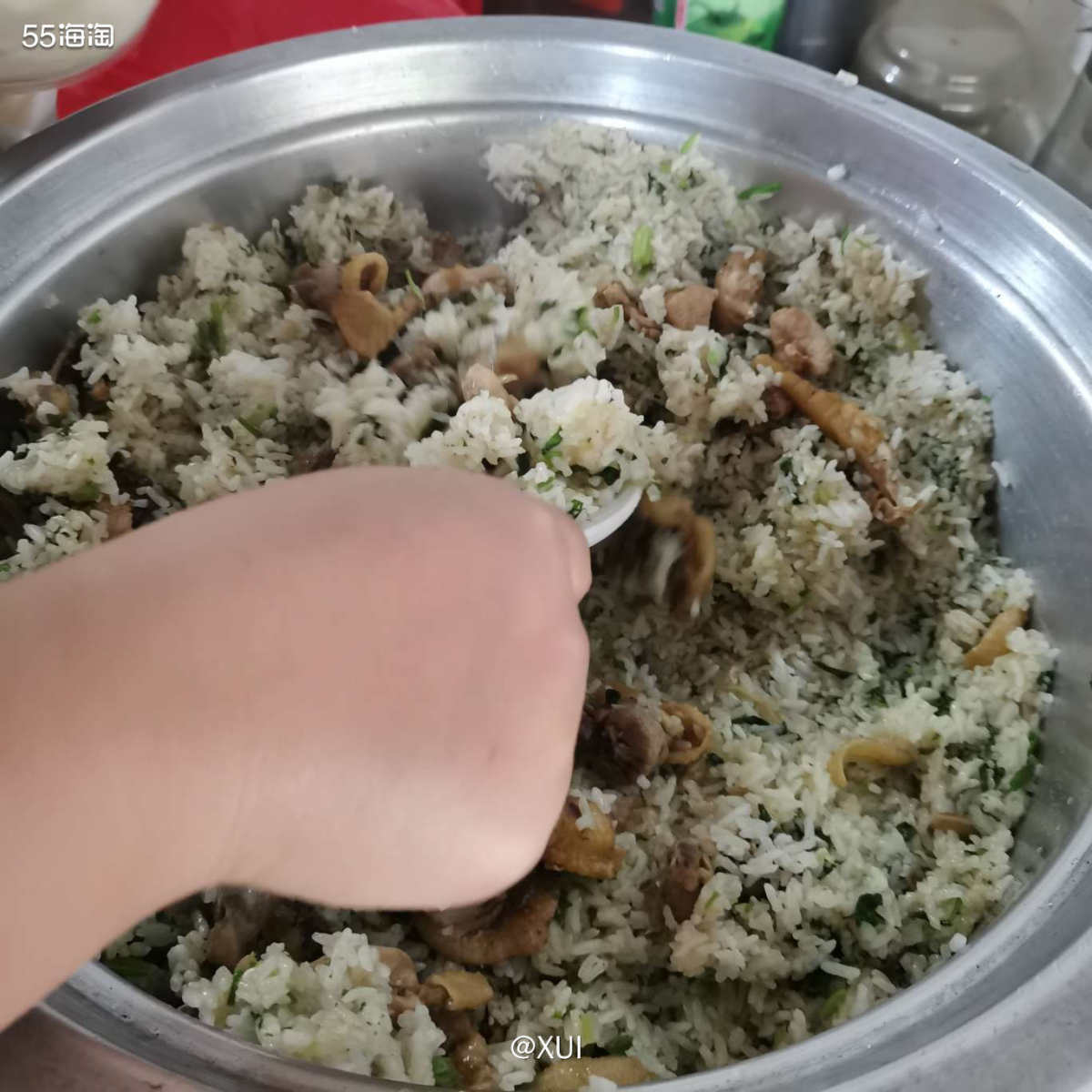 年初一我家都是先去爷爷奶奶家拜年，然后到其他的长辈家走一圈问