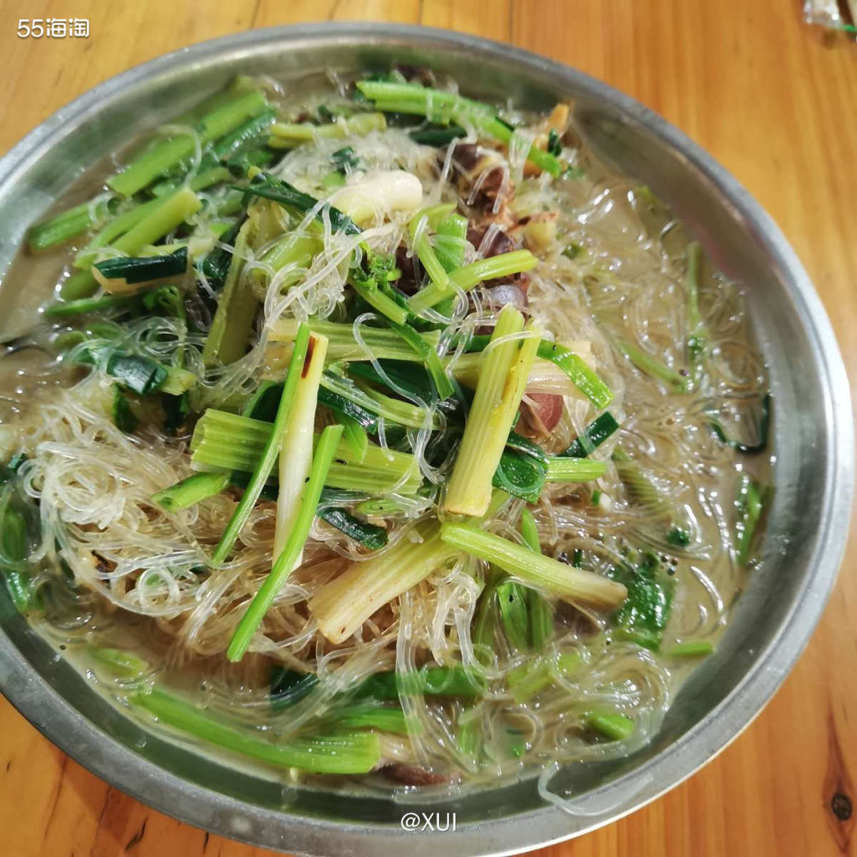 年初一我家都是先去爷爷奶奶家拜年，然后到其他的长辈家走一圈问