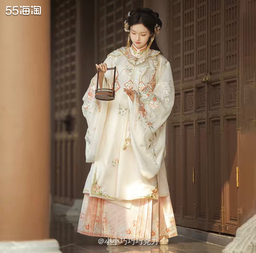 过年在家无聊的时候看小红书，看到好多春款汉服上新，本来这些年