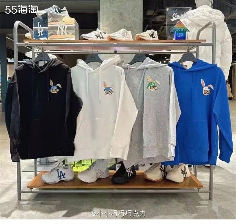 我真的还挺喜欢穿卫衣的，衣柜里也还多卫衣，连帽的圆领的，加绒