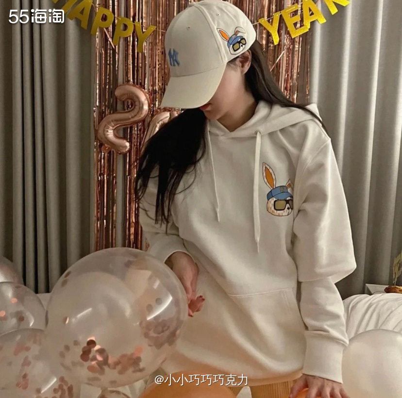 我真的还挺喜欢穿卫衣的，衣柜里也还多卫衣，连帽的圆领的，加绒