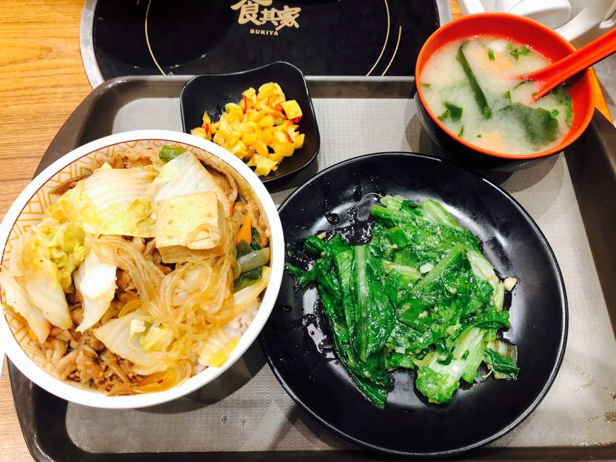 今天午餐吃个吉野家，正好看到有新品寿喜烧的牛肉饭点个试试看，