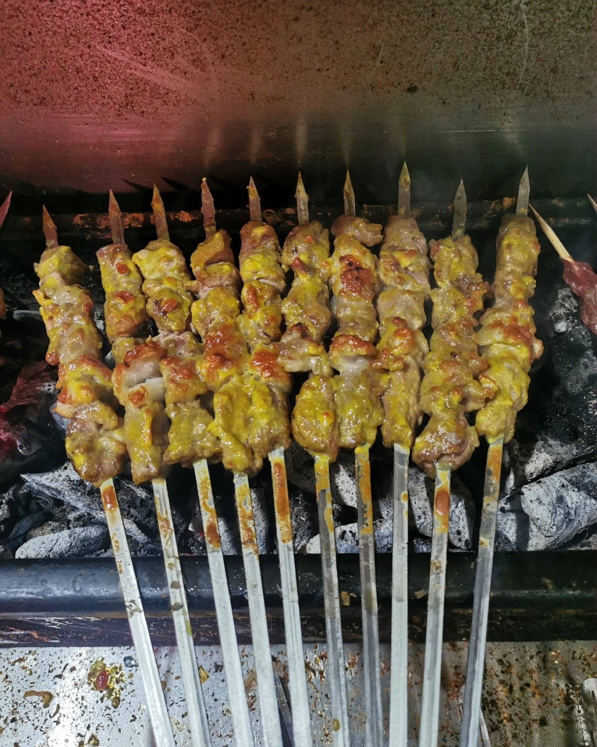 之前几个朋友一直推荐说一个朋友家楼下的羊肉串特别好吃，新疆人
