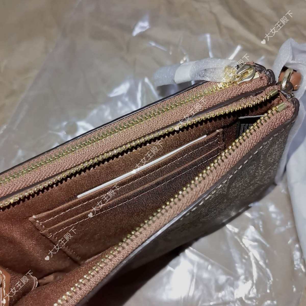 ☑️开箱： coach双拉链手拿包~耐看的老花棕色  ☑️下