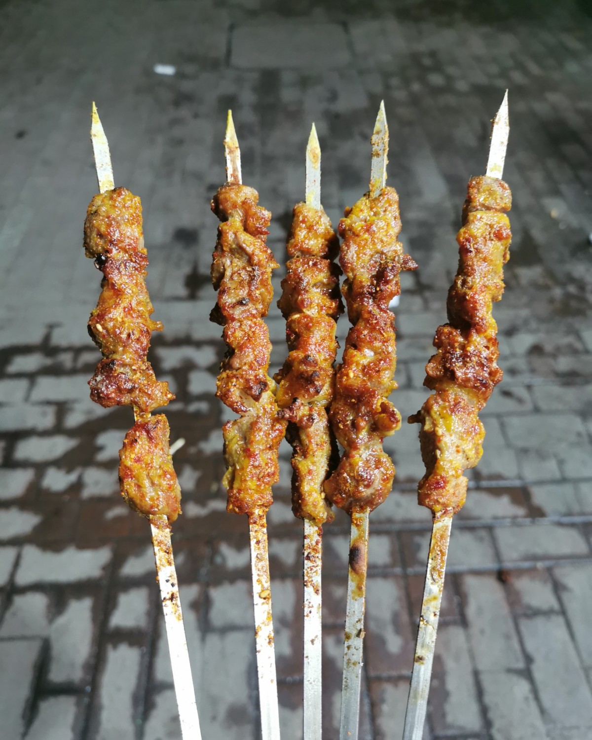 之前几个朋友一直推荐说一个朋友家楼下的羊肉串特别好吃，新疆人