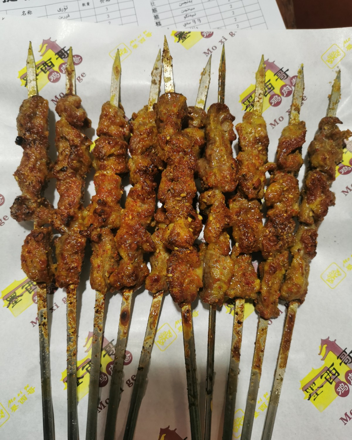 之前几个朋友一直推荐说一个朋友家楼下的羊肉串特别好吃，新疆人