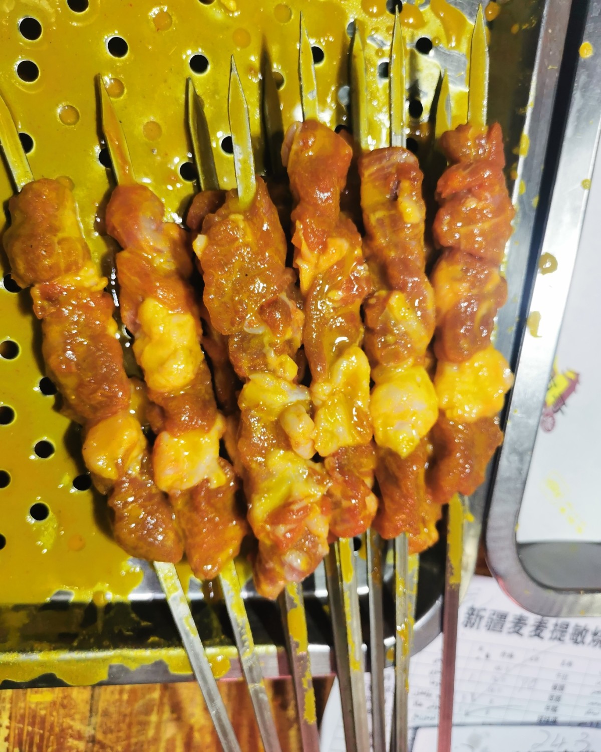 之前几个朋友一直推荐说一个朋友家楼下的羊肉串特别好吃，新疆人