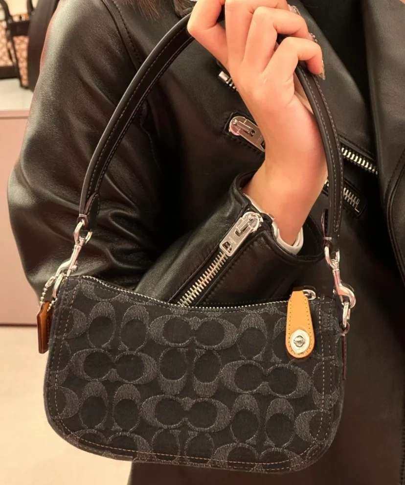 coach精品店的这个腋下包，真的超级好看，做旧色,cool