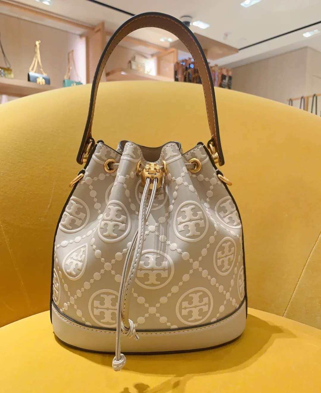 🌻商品名:T MONOGRAM全皮中号水桶包 🌻剁手网站