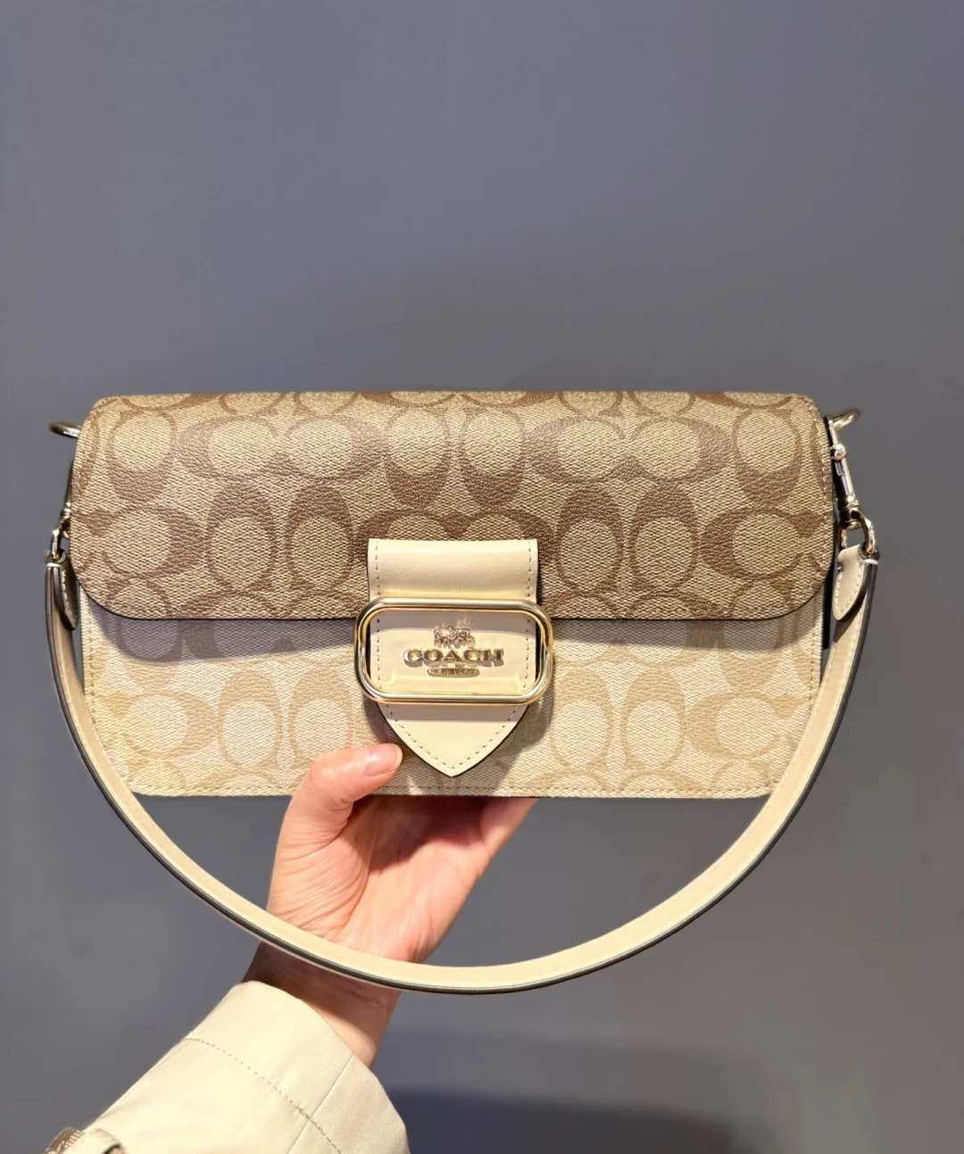 🌻商品名:coach Morgan奶茶拼色法棍包 🌻剁手