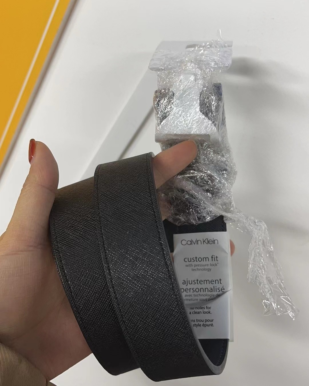 今天收到了可乐送转运的包裹，开箱后才知道是两条ck男士皮带。