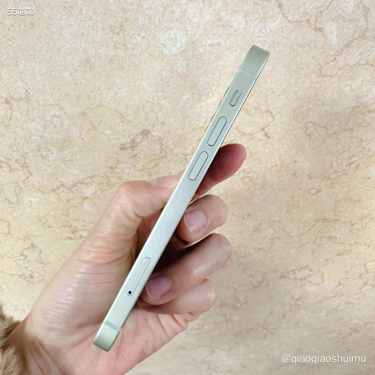 换成14pro之前，我用的是嫩绿色的12mini。 近几年的