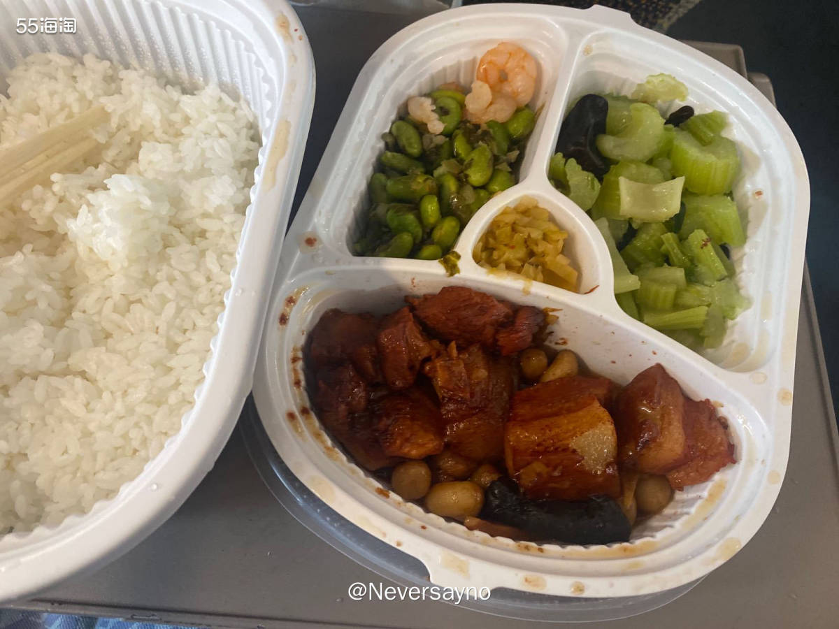 🚄高铁标准伙食，一斤两素勉强将就吧  ▪️这两天的午饭都是