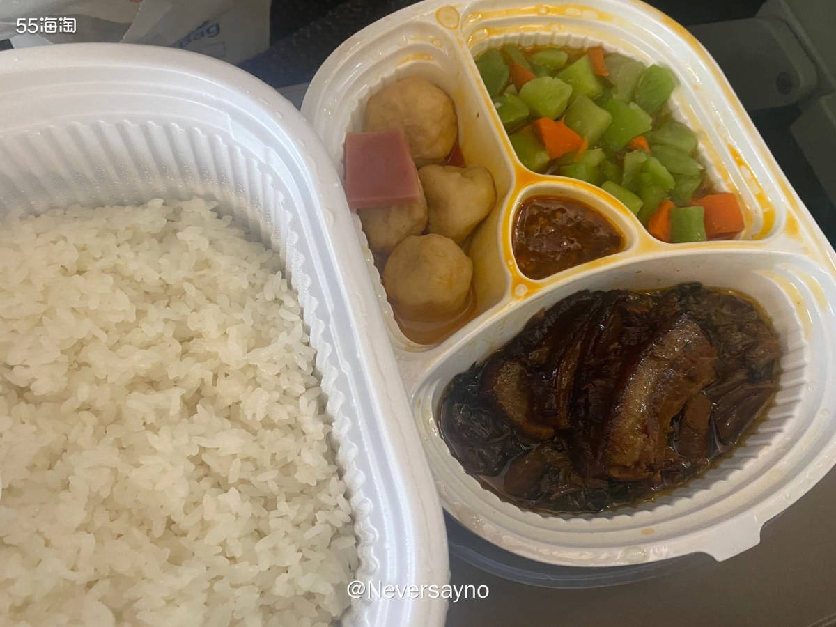 🚄高铁标准伙食，一斤两素勉强将就吧  ▪️这两天的午饭都是
