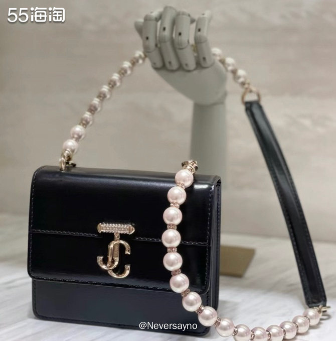 JIMMY CHOO珍珠方块斜挎包，温柔灵动款  💬品牌：
