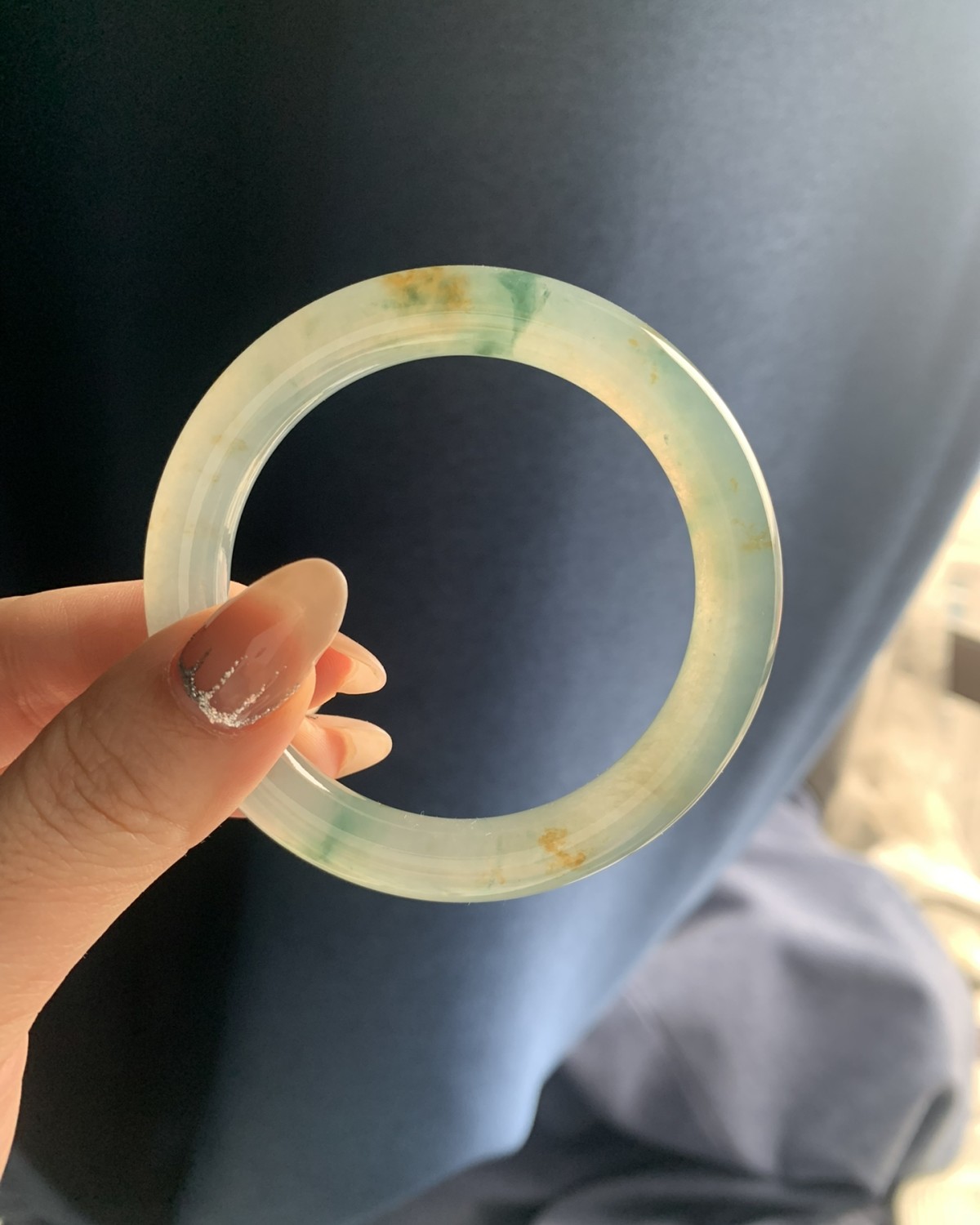 看到这个镯子第一眼想到的是小桂花，细碎的洒金穿梭在叶片之中~
