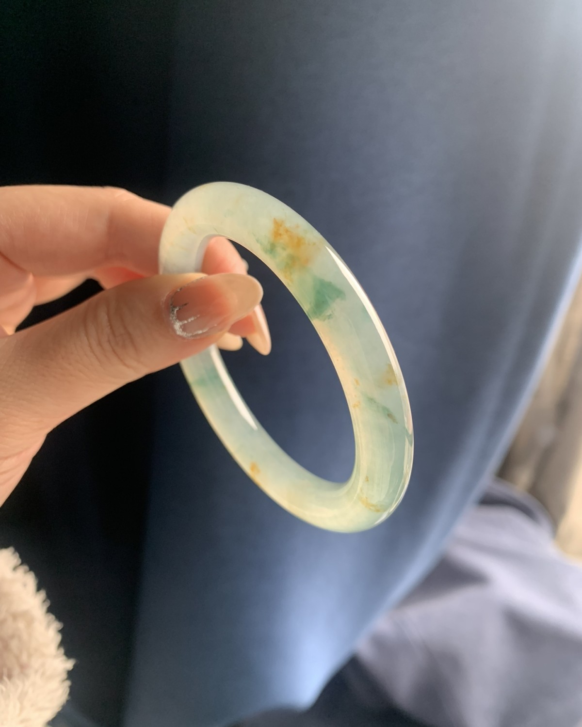 看到这个镯子第一眼想到的是小桂花，细碎的洒金穿梭在叶片之中~